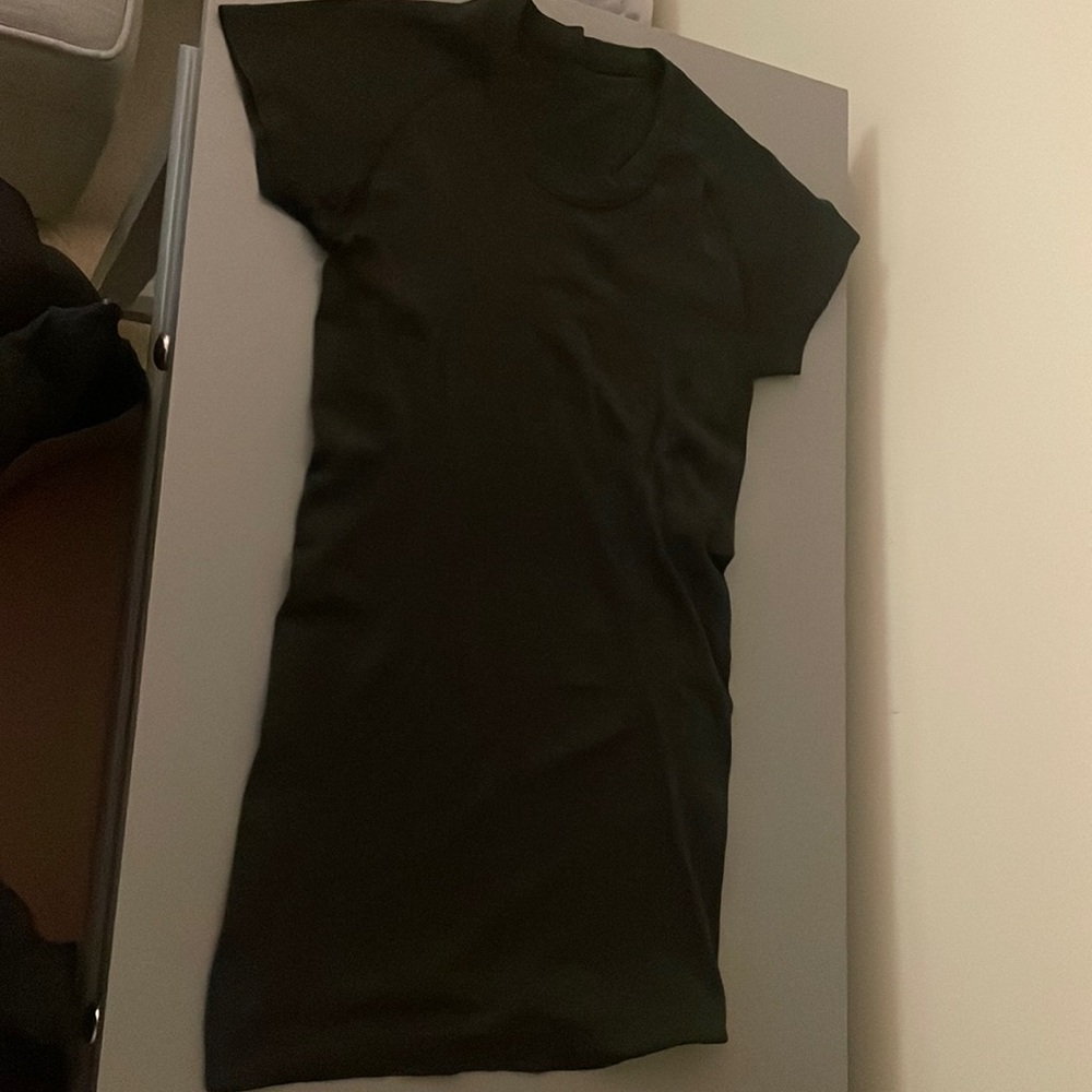 Lululemon black swiftly tech size 2 short sleeve workout top